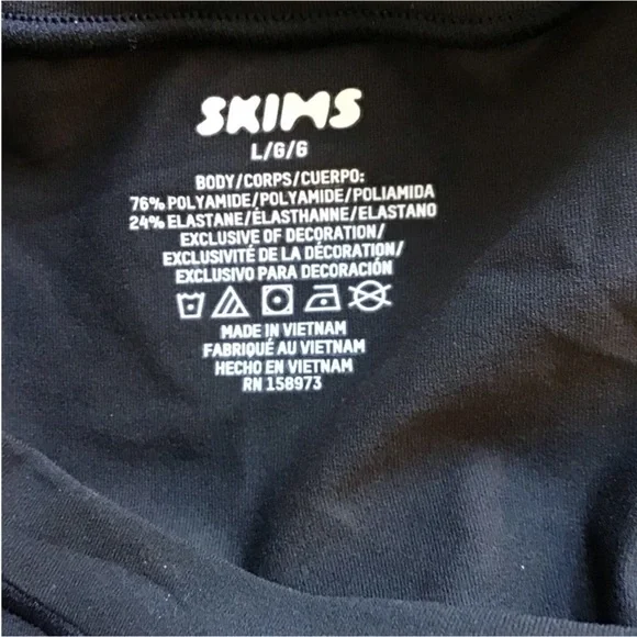 SKIMS Fits Everybody Long Sleeve T-Shirt | Onyx - Picture 11 of 13